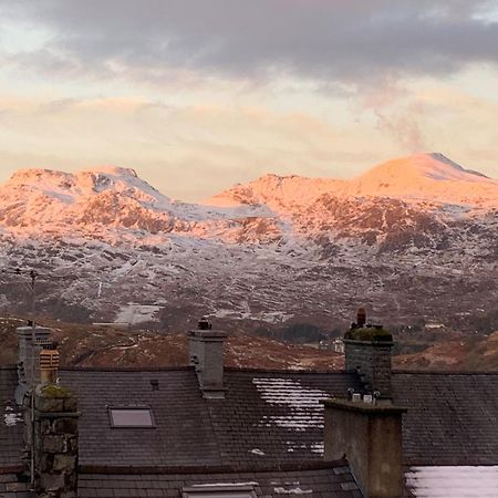 Cosy Cottage In Picturesque Snowdonia With Stunning Views Of The Moelwyn Mountains 布莱奈费斯蒂尼奥格 外观 照片