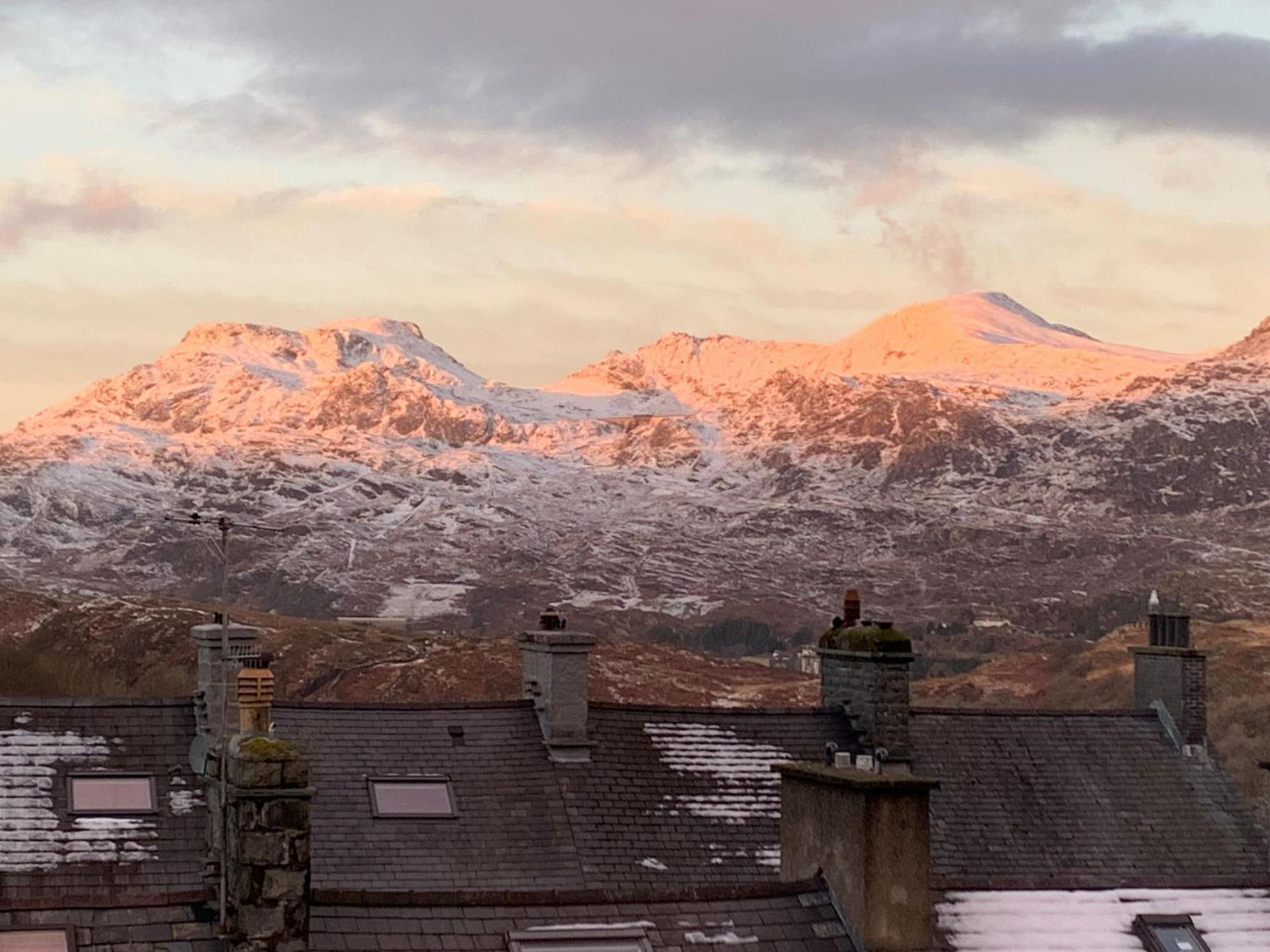 Cosy Cottage In Picturesque Snowdonia With Stunning Views Of The Moelwyn Mountains 布莱奈费斯蒂尼奥格 外观 照片